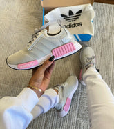 Tênis Feminino Confortável para Caminhada na Cor Cinza e Rosa Adidas NMD R1 V2 - Asah Store